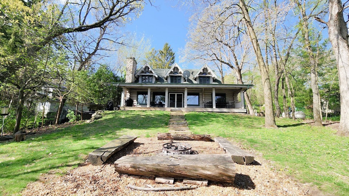 Brodhead Cabin | Guests rave, Beautiful Lakefront Log home w/King