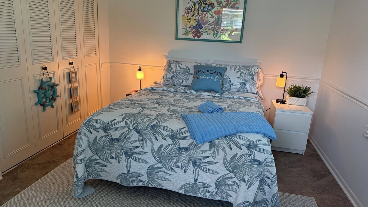 Bee Ridge Villa | Guestsuite and bathroom in villa with pool