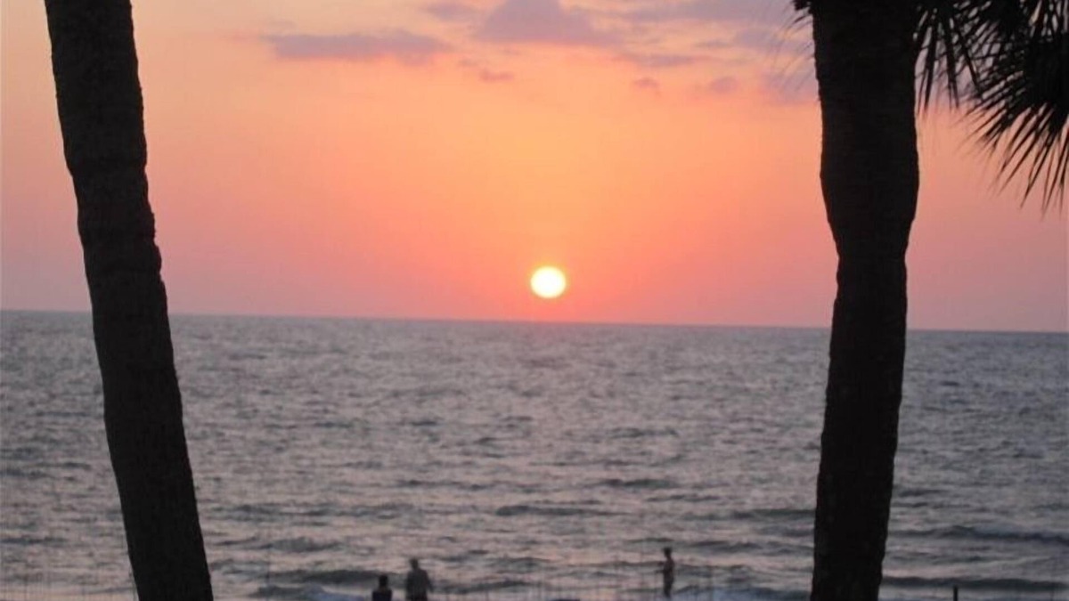 Belleair Beach Condo | Gulf and pool right out the door. Sunset perfect! 10 min - Pelican and Biltmore