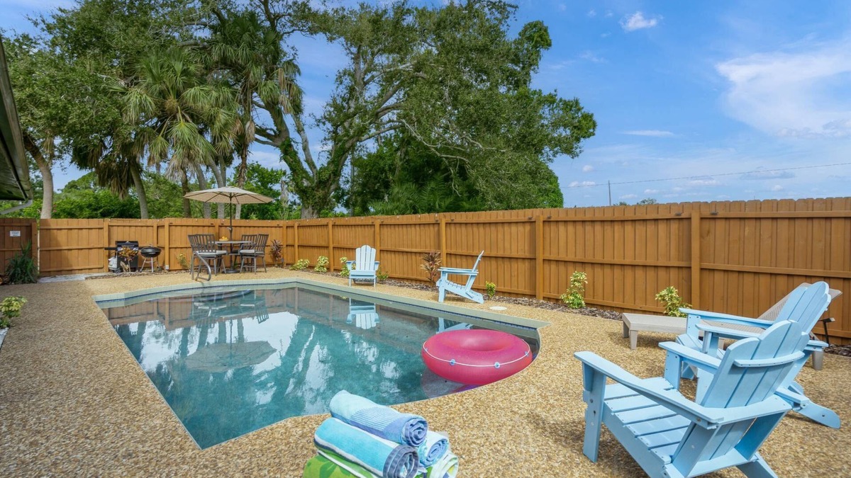 Gulf Gate Estates House | Gulf Gate Poolside Retreat | Heated Pool | Space for the entire Family + Dog | Short drive to Siesta