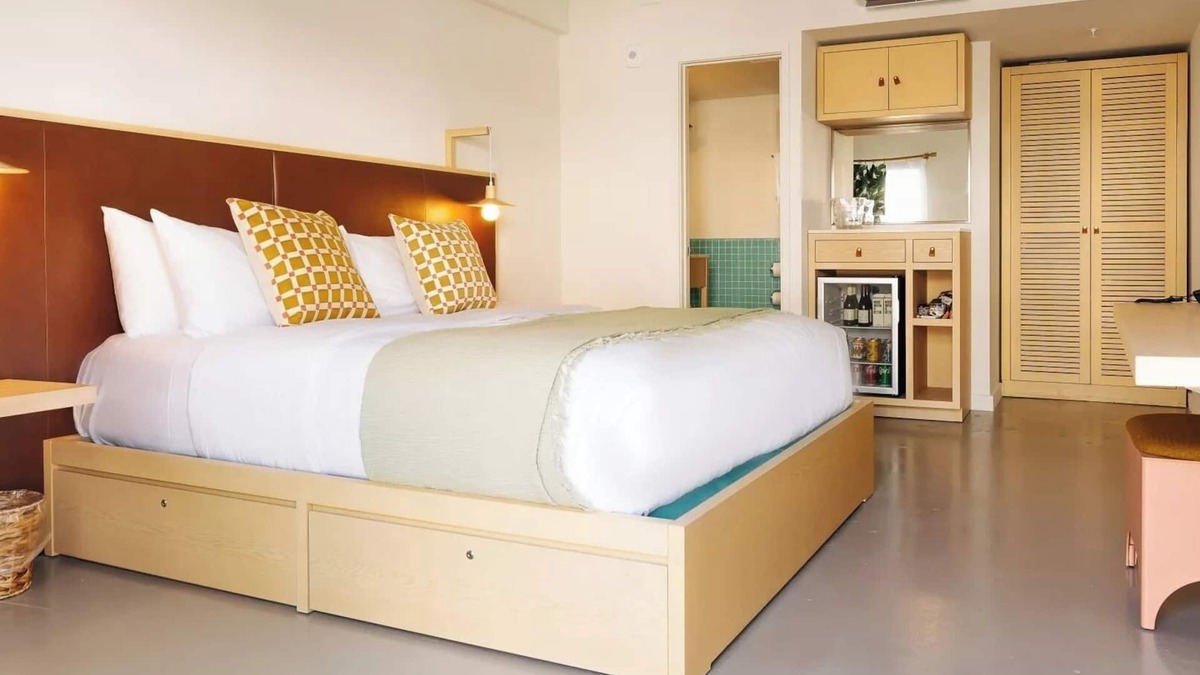 San Jacinto Hotel | Gulf‑View Rooftop, King Bed & Pool Access in Galveston
