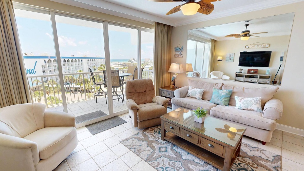 Fort Walton Beach Condo | Gulfside DW 611 w/Beach Service