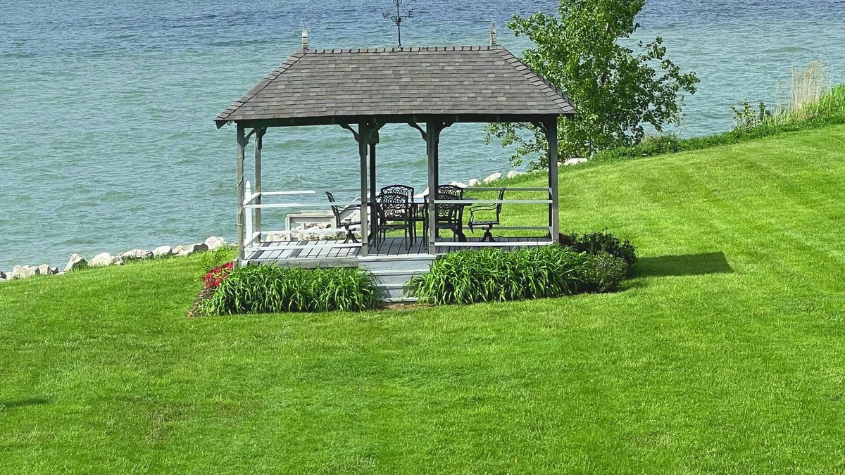 Mentor-on-the-Lake House | "Gull Cottage" - Lake Erie waterfront - Expansive Views, Historic Cottage Charm