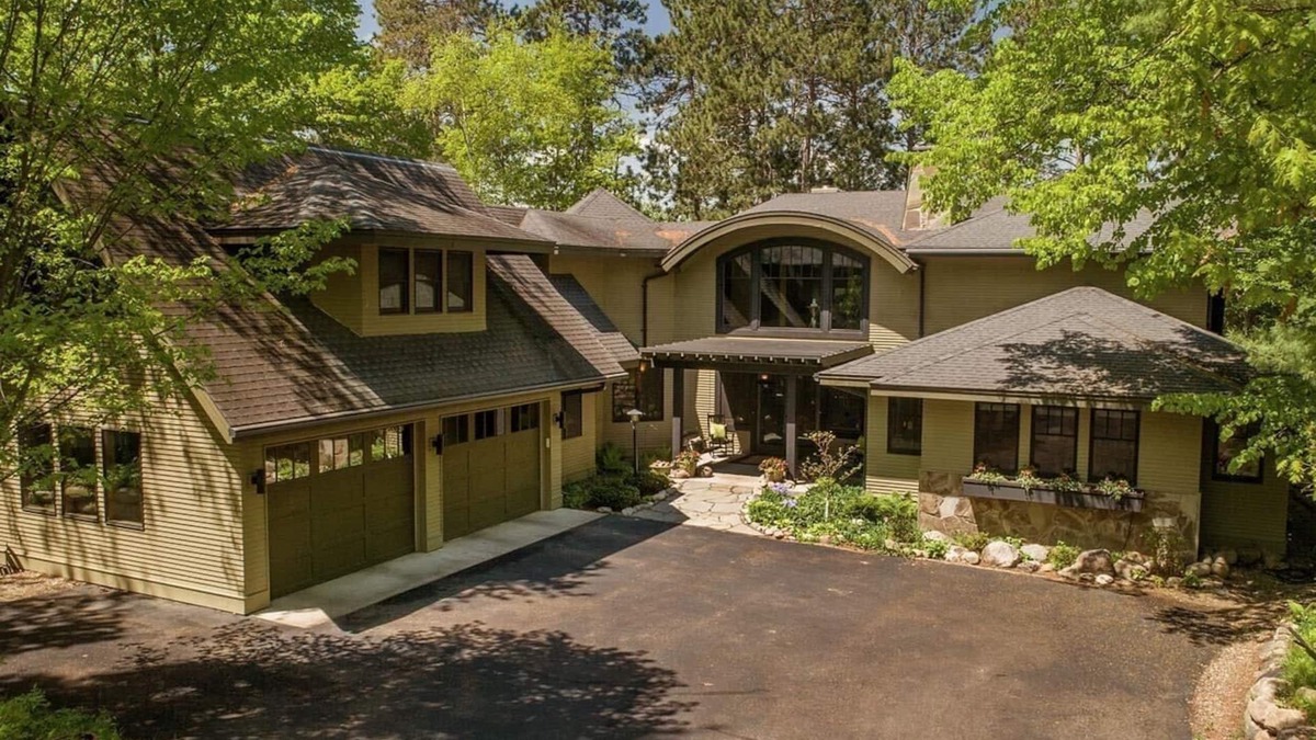 Lake Shore House | GULL LAKE CHAIN FAMILY VACATION HOUSE YOU'VE BEEN DREAMING OF!