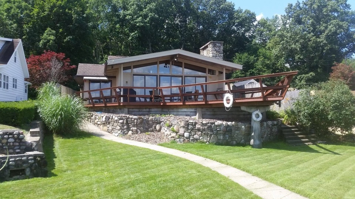 South Gull Lake House | Gull Lake Getaway - House & Guesthouse - Dock, Boat Lift, Sandy Beach, Garage