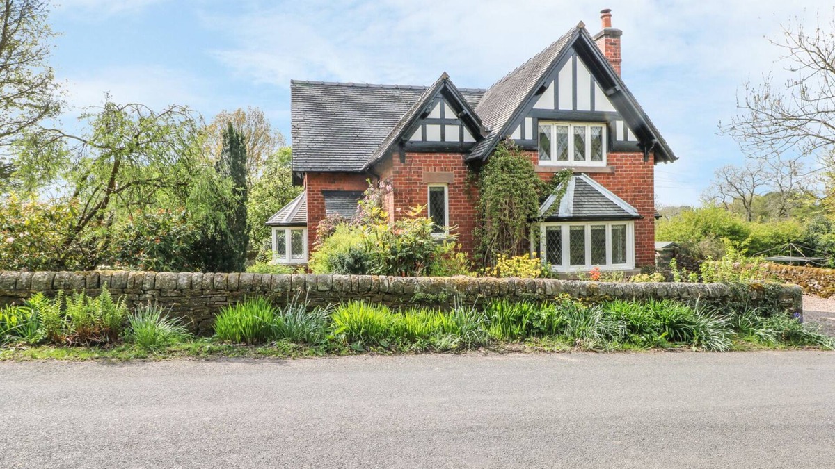 Longnor Cottage | GUN END COTTAGE, pet friendly, with open fire in Swythamley