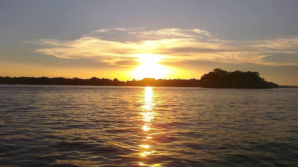 Shelbyville Cottage | Gun Lake Cottage shared lake frontage, 7 Miles to Casino, Volleyball Playgrounds