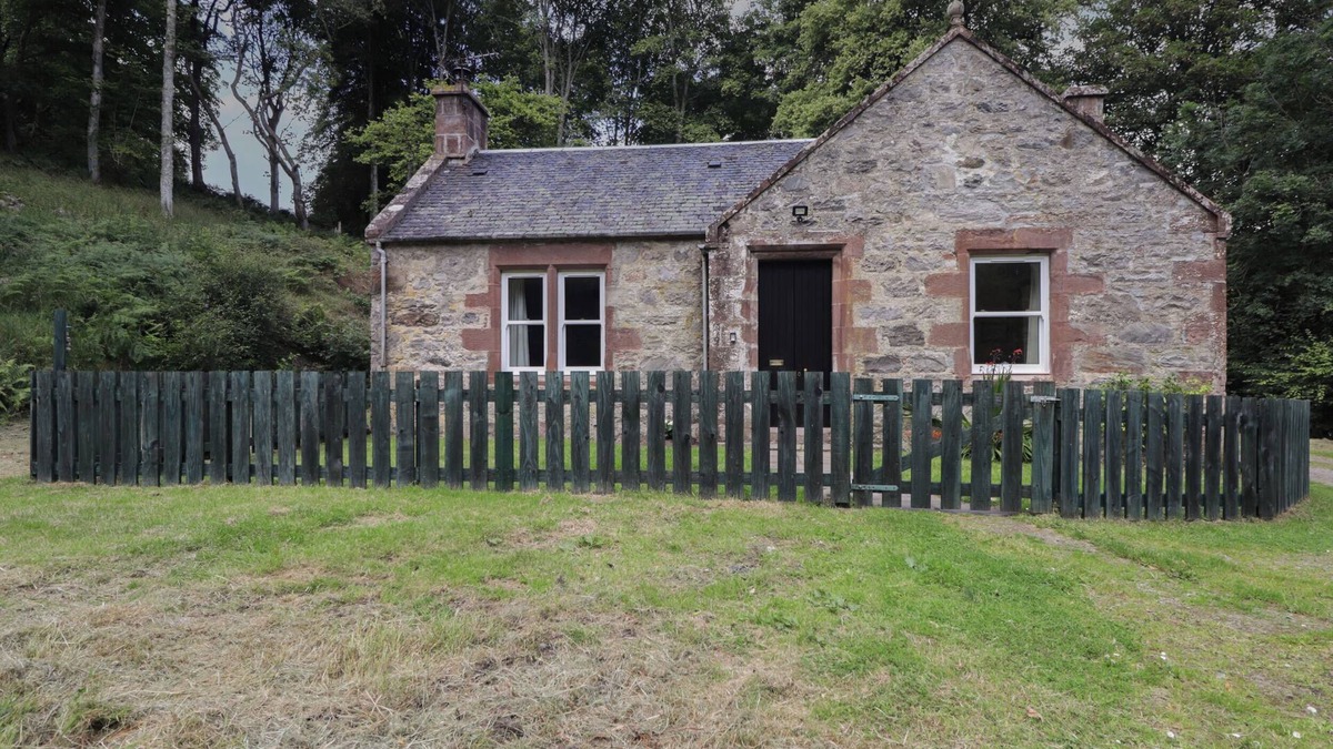 Heights of Achterneed Cottage | GUNROOM COTTAGE, pet friendly, with a garden in Strathpeffer