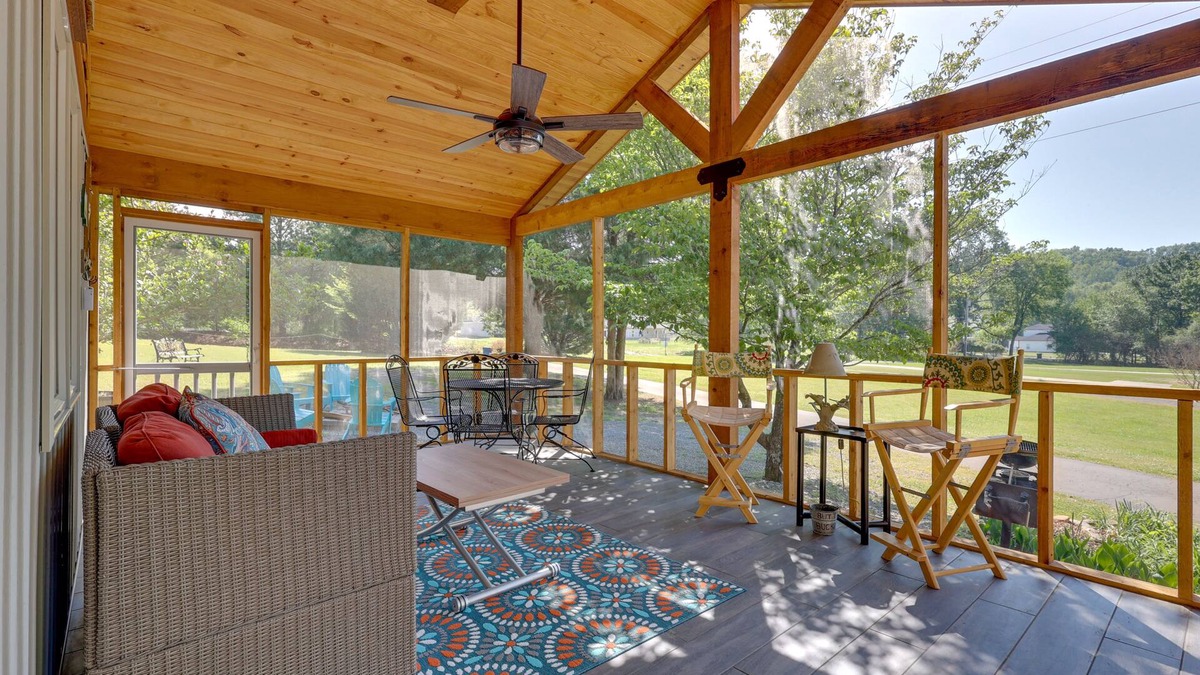 Groveoak Apartment | Guntersville Lake Home w/Deck & Covered Boat Slip