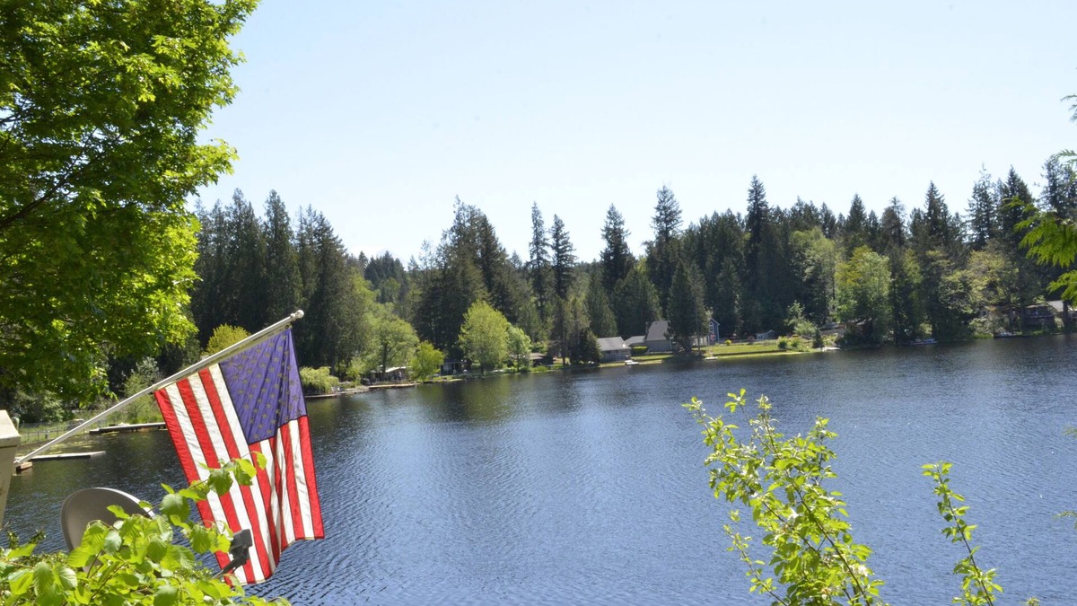 McKenna House | Guppies Lake Cottage - Private Access Lake Dock, close to Mt. Rainier