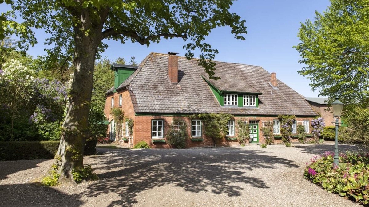 Harmsdorf Apartment | Gut Einhaus on the Baltic Sea - Spacious house with tennis court, pool, garden and proximity to the Baltic Sea