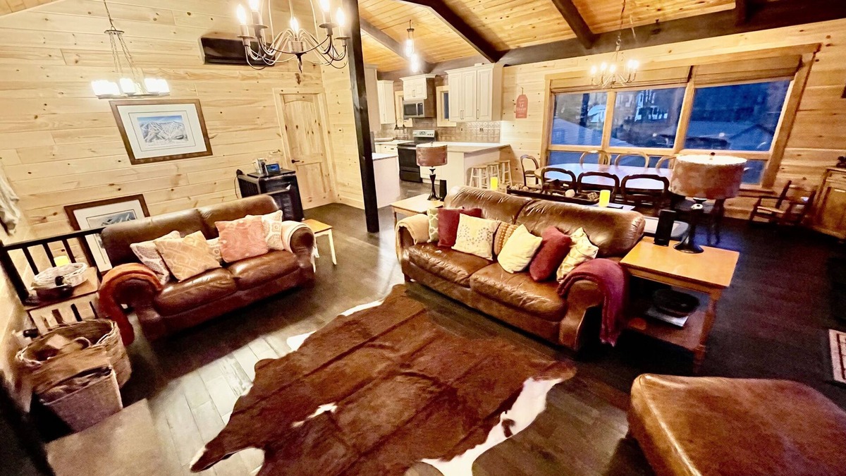 Windham House | *GUT RENO 4 Season Nirvana*Hot Tub*WiFi*Fire Pit*Fireplace*Windhm Mtn View*2BBQs
