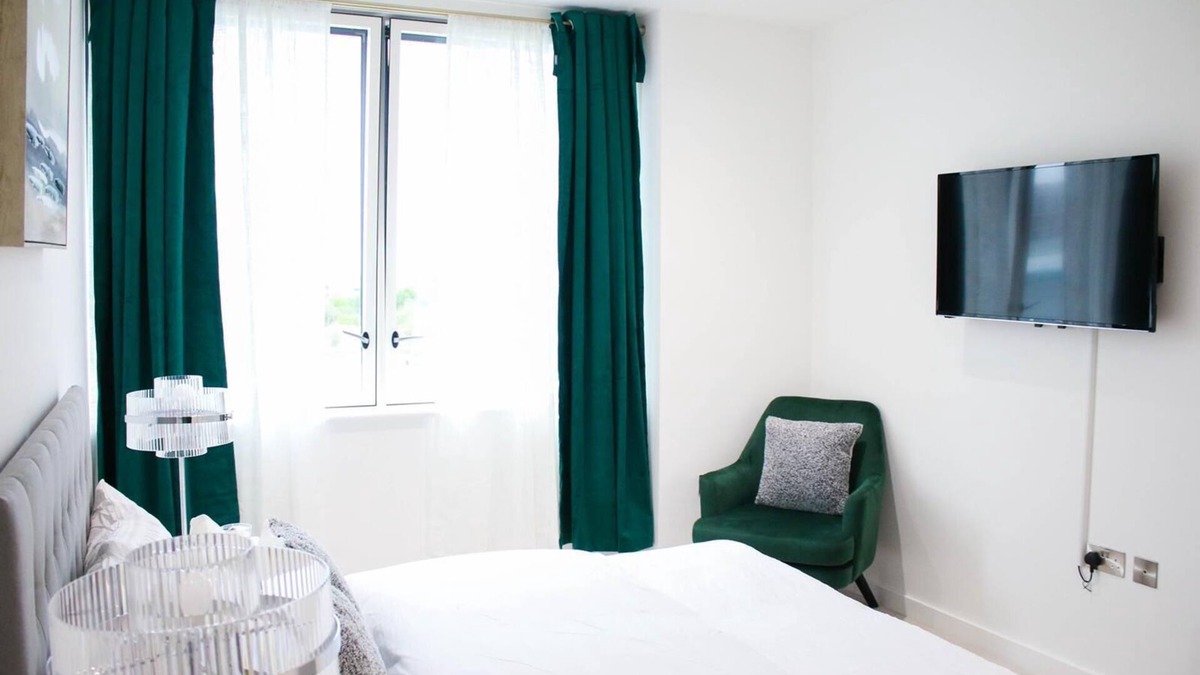Newham Apartment | Guthrum Place 3 Bedrooms Luxury Apts Royal Wharf Dockland Gallions Reach DLR Stn