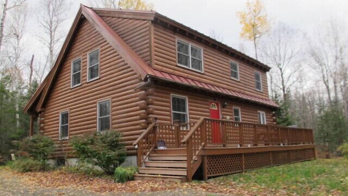 Rangeley Plantation House | 🐾Gutsell's Cabin - Log home in private setting near Mooselookmeguntic Lake, dog friendly