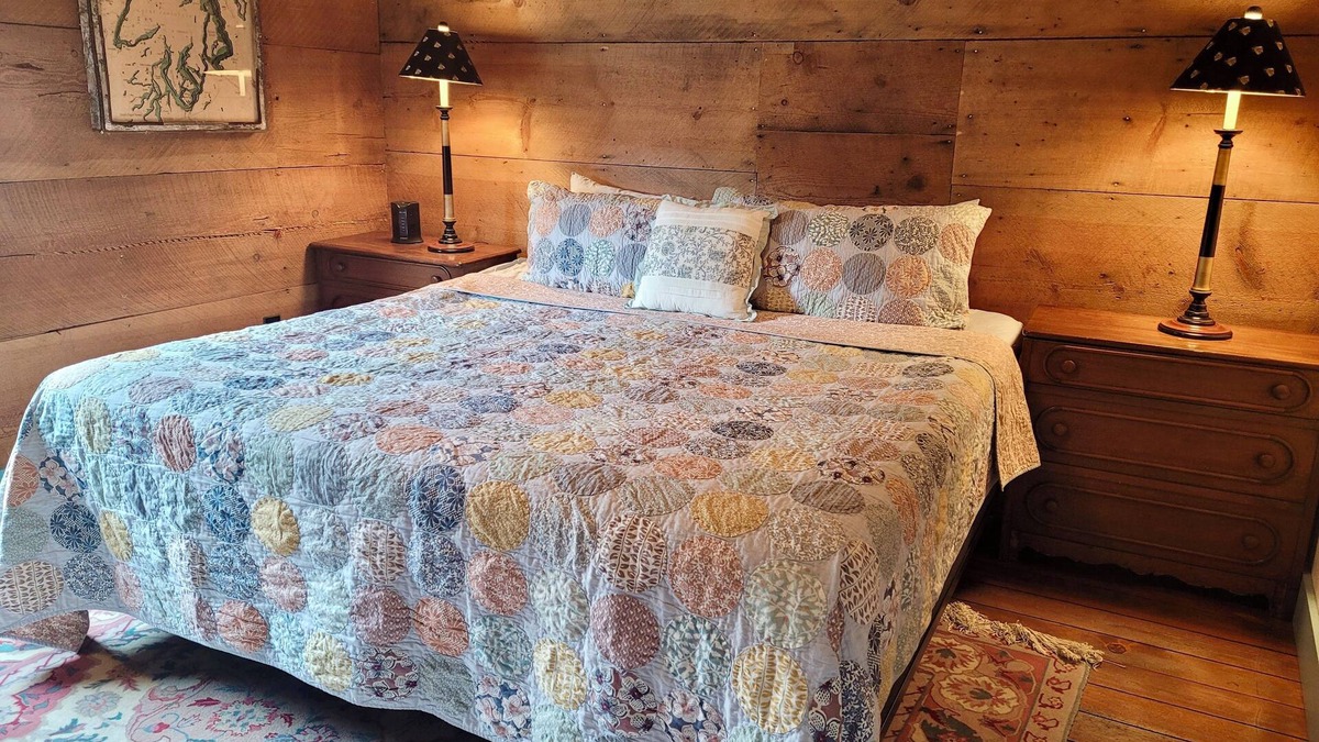 Winthrop Apartment | Guy's Place in the Historic Guy Waring House located in Downtown Winthrop