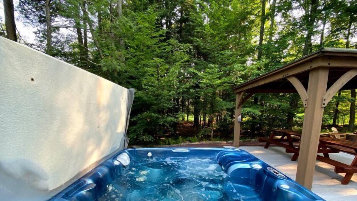 Blakeslee House | GWA106-NEW POCONOS HOME! GAMEROOM, SAUNA AND A HOT TUB! PLENTY OF ROOM FOR ALL