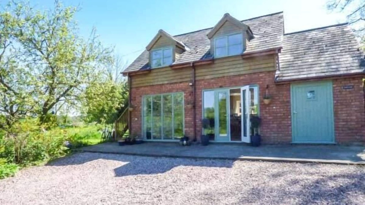 Welsh Frankton Cottage | GWDIHW, with a garden in Gobowen