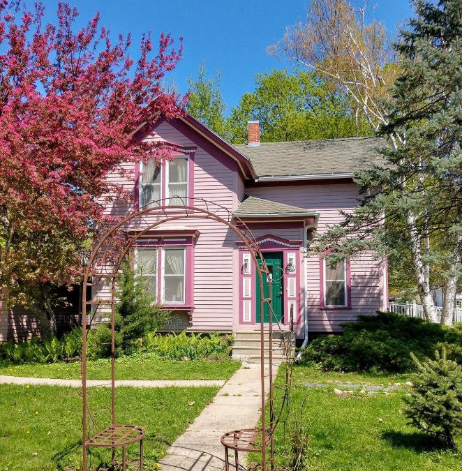 St. Ansgar Villa | Gwen's Place - Private 2nd Floor