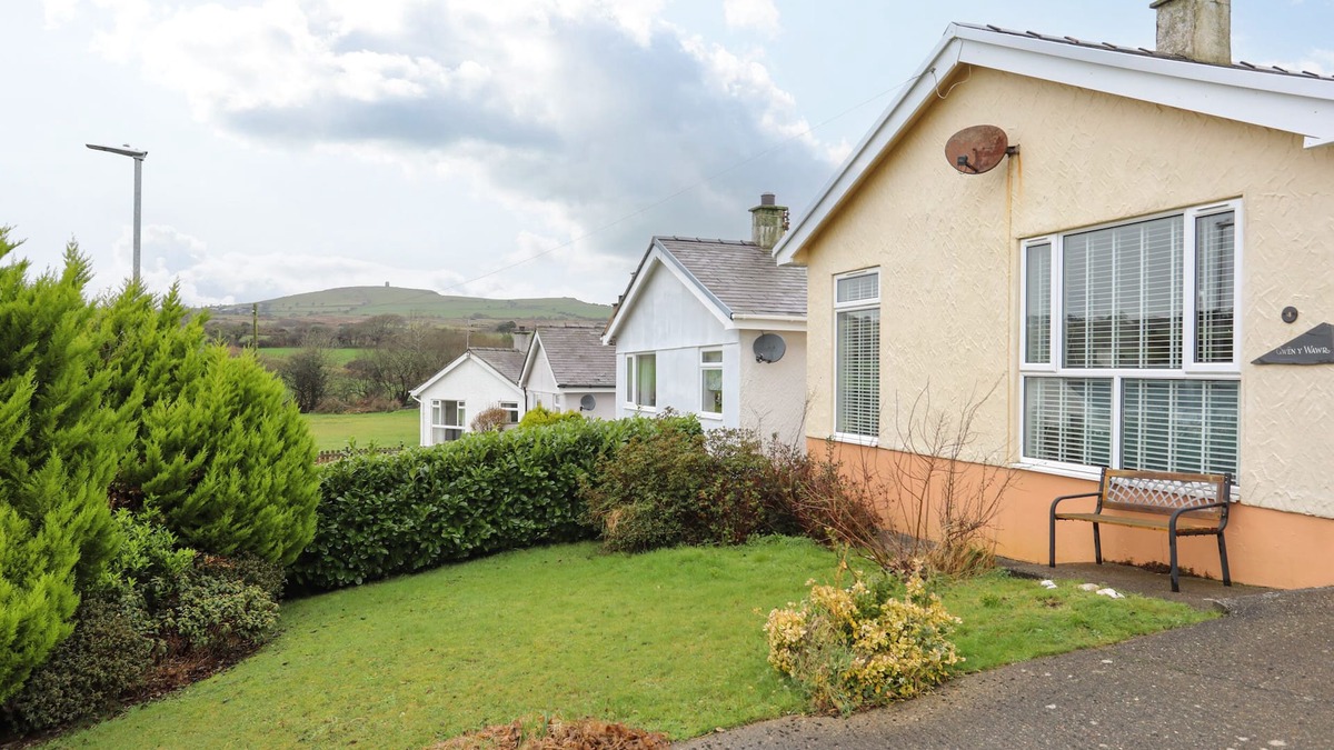 Llanbedrog Cottage | GWEN Y WAWR, pet friendly, with a garden in Llanbedrog