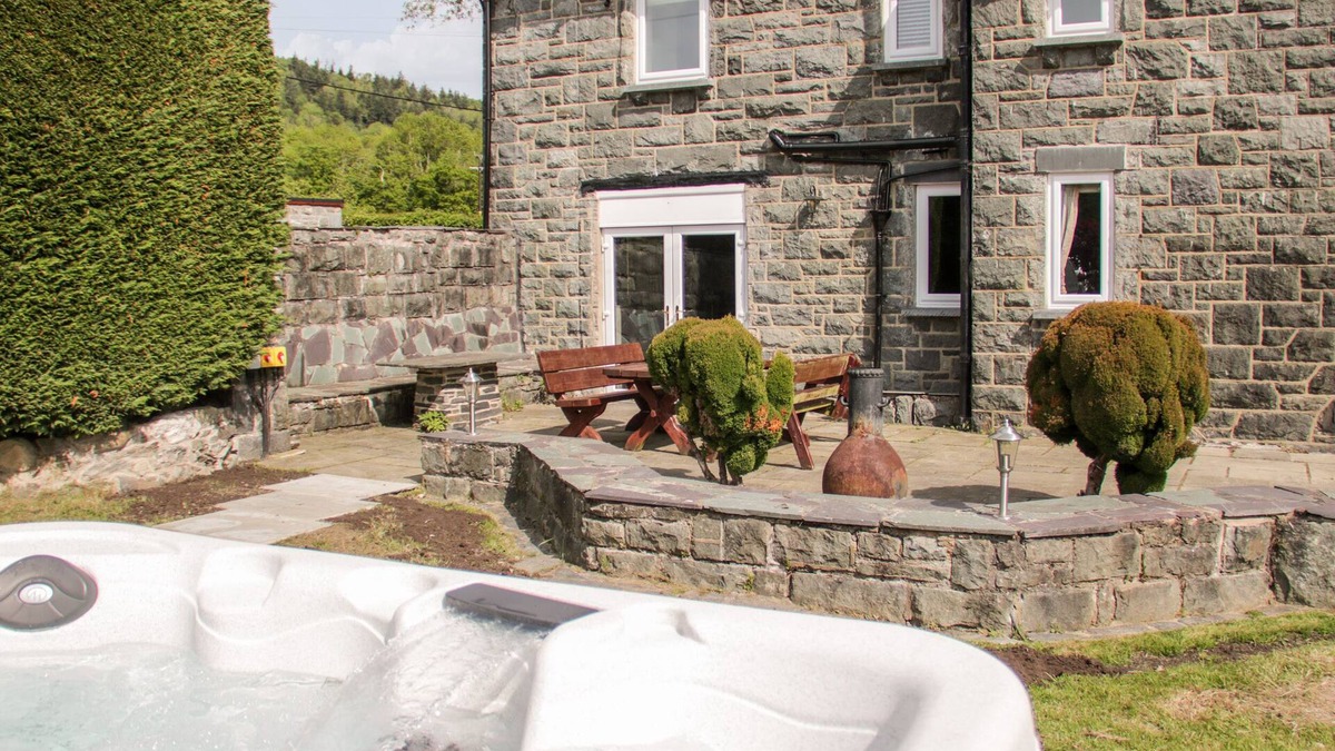 Henryd Cottage | Gwern Borter Manor
