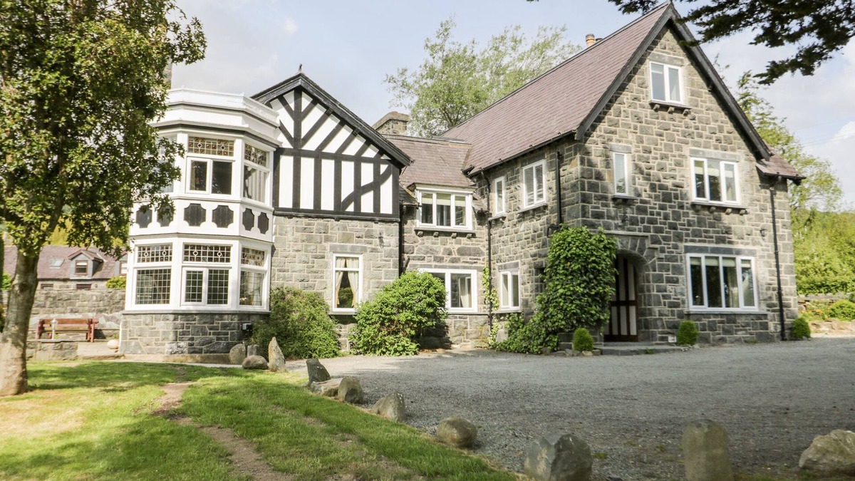 Henryd Cottage | GWERN BORTER MANOR, pet friendly, character holiday cottage in Conwy