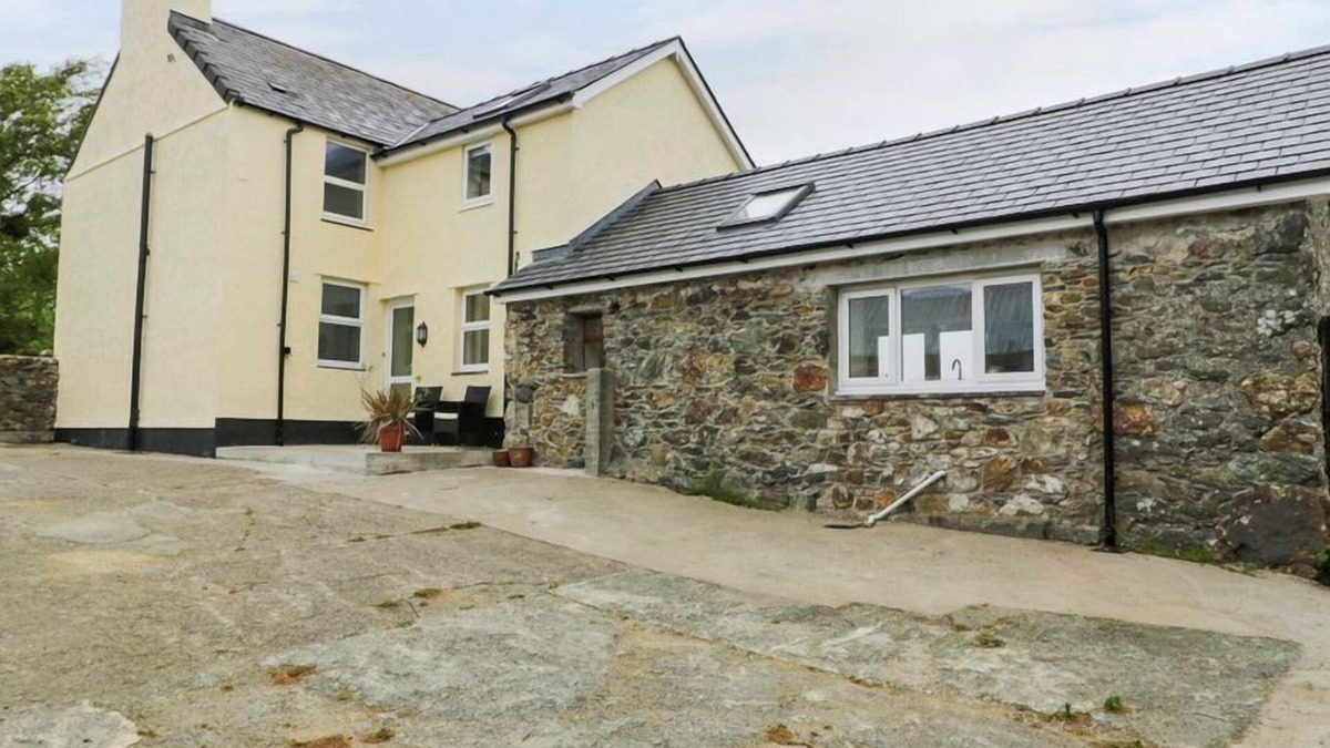 Rhydwyn Cottage | Gwlgri - an apartment that sleeps 8 guests in 4 bedrooms