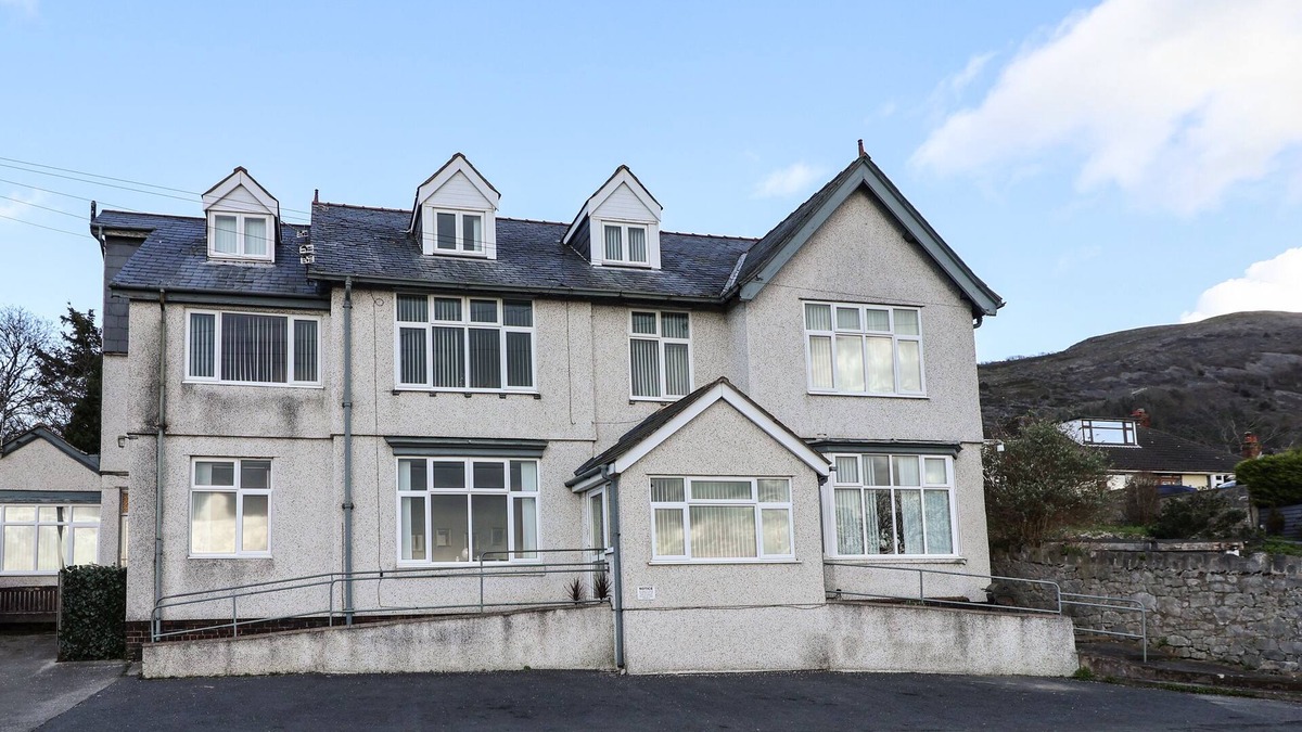Dyserth Cottage | GWYNANT, family friendly, with a garden in Dyserth