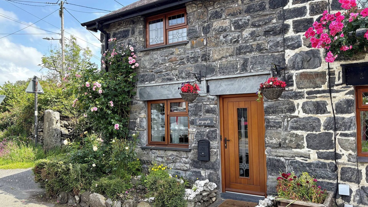 Betws-Y-Coed Cottage | GWYNFA, pet friendly, character holiday cottage in Ysbyty Ifan