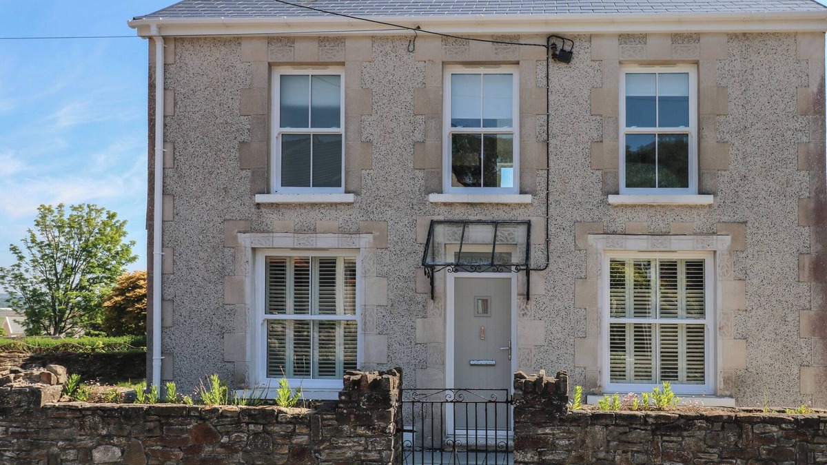 Llanrhidian Higher Cottage | GWYNFRYN, pet friendly, with a garden in Pen-Clawdd