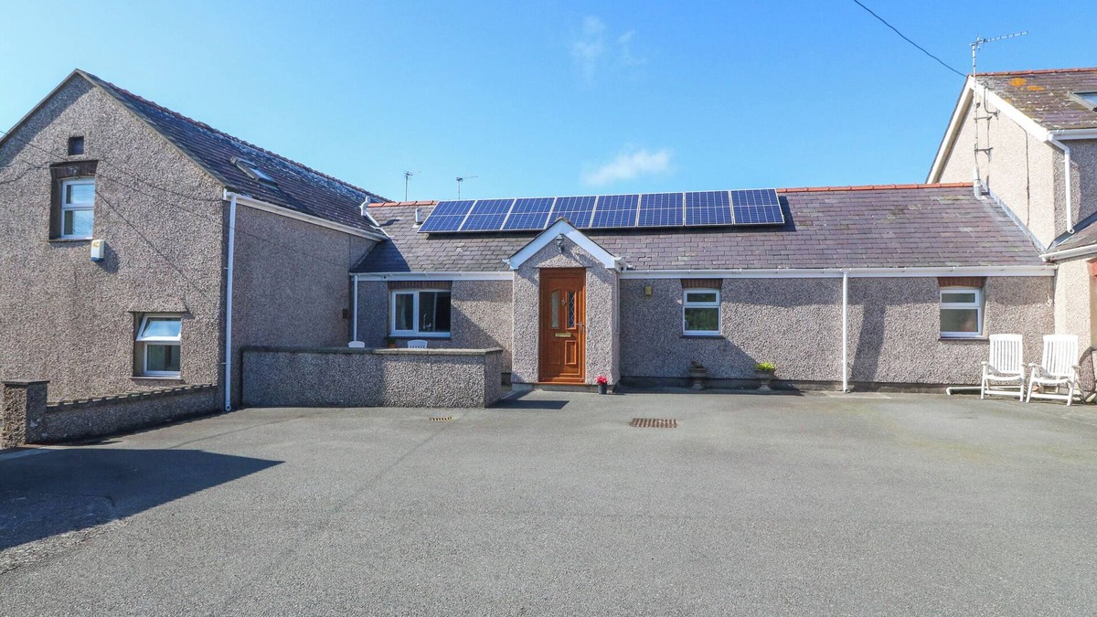Cylch-Y-Garn Cottage | GWYNLYS, family friendly, with a garden in Cemaes Bay