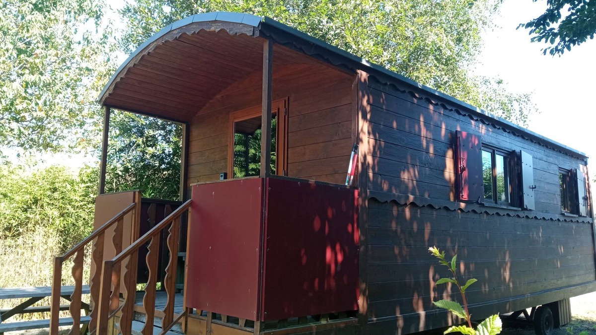 Saint-Martin-des-Champs House | Gypsy caravan in the middle of the countryside in Mont-Saint-Michel bay for 2 to 4 people.