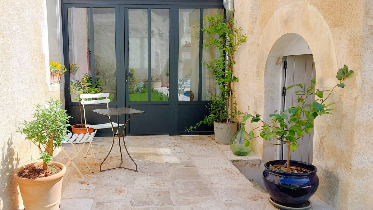 Coulanges-la-Vineuse Bed & Breakfast | Hébergement Indépendant Dans Maison Avec Piscine, au Coeur du Vignoble