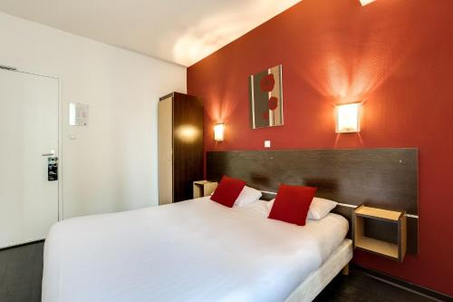 Le Bourg Hotel | Hôtel Du Midi