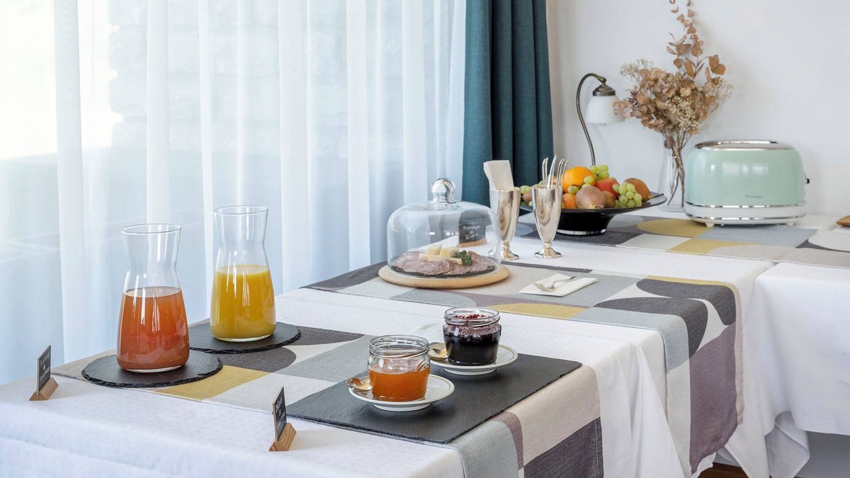 Icogne Hotel | Hôtel historique Chez Elsy - Crans-Sapins