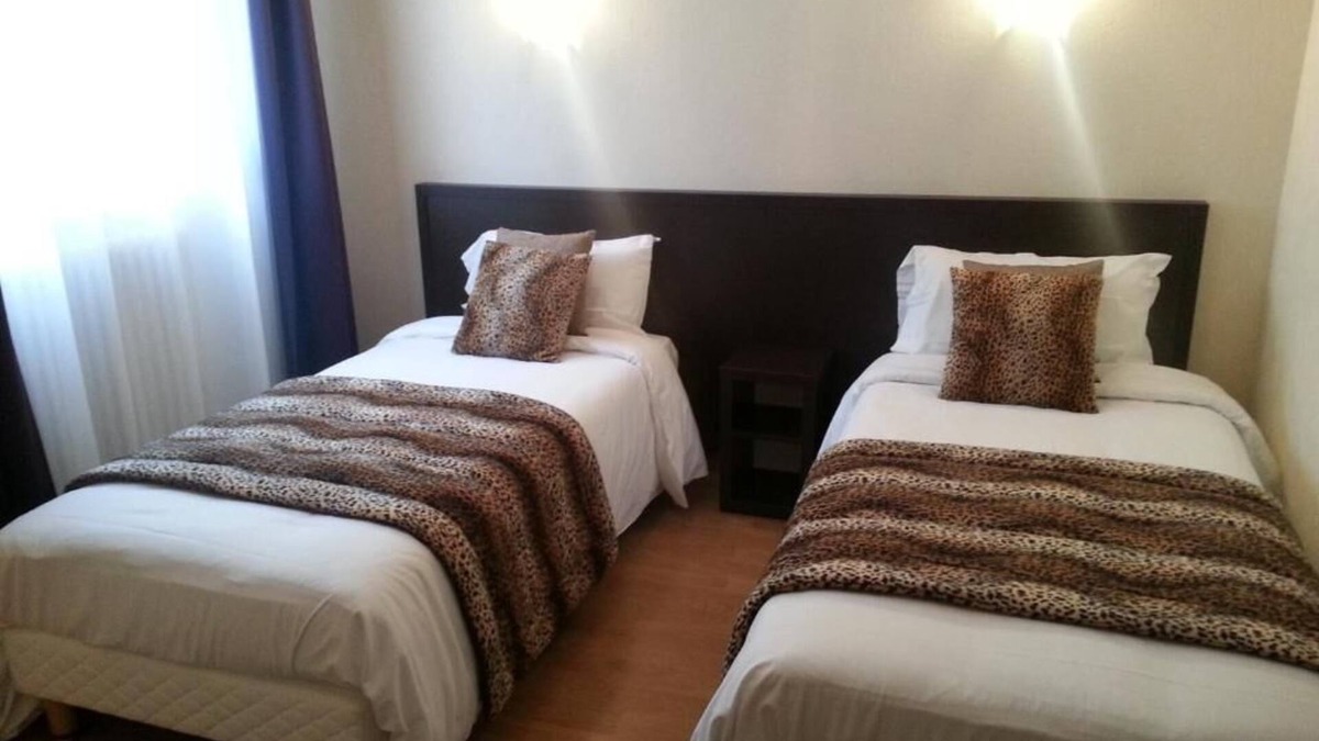 Alencon Hotel | Hôtel Le Chapeau Rouge