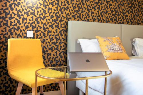 Laval Hotel | Hôtel Le Petit Périer