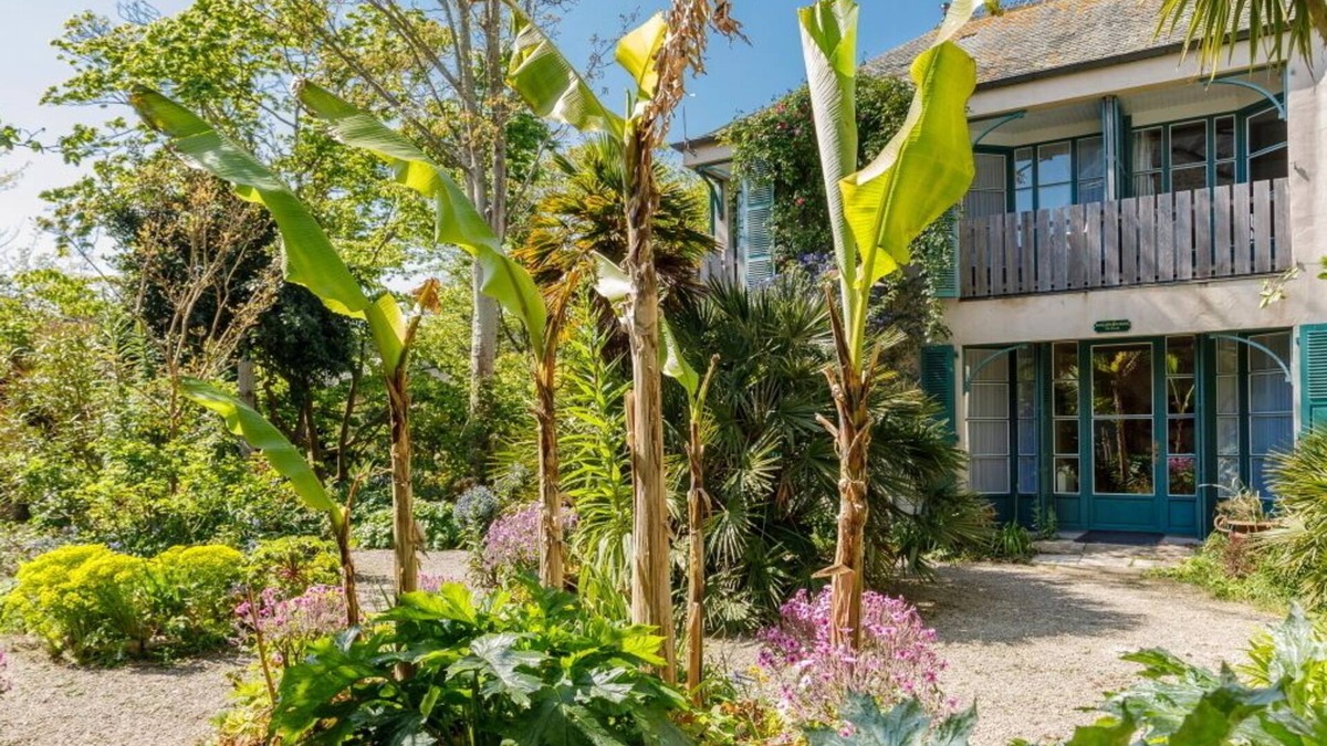 Saint-Vaast-la-Hougue Hotel | Hôtel Les Fuchsias