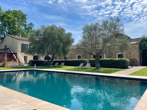 Vers-Pont-du-Gard Hotel | Hôtel & Restaurant de charme - La Bégude Saint-Pierre