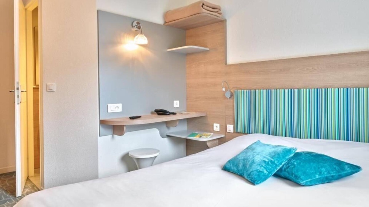 Poincare - Foch - Anatole France - Croix de Bourgogne Hotel | Hôtel REVOTEL