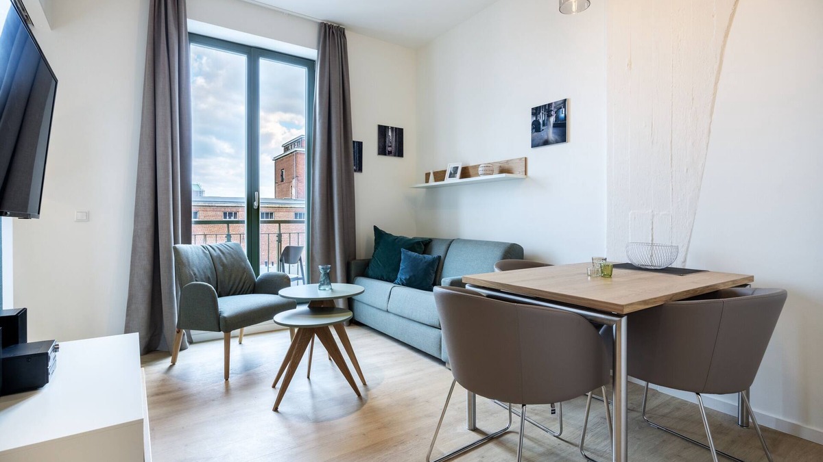 Wismar Apartment | Hübsches Apartment mit Balkon, Hafenblick und Saunanutzung in Erstklassiger Lage