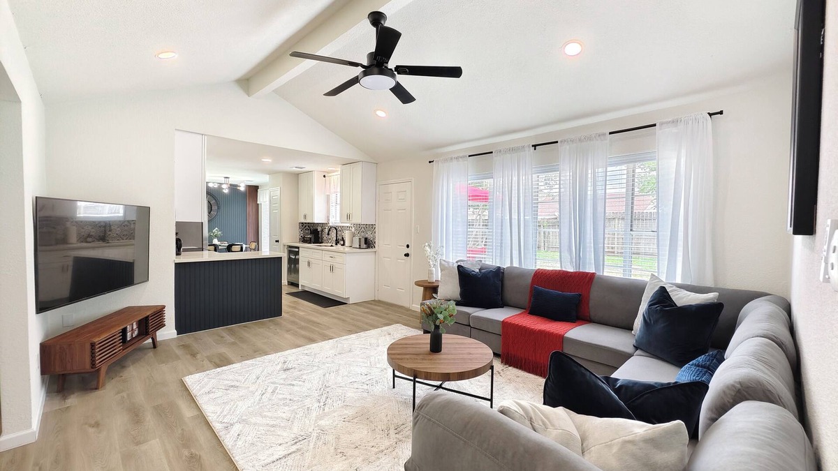 Clodine House | H-Town Hideout :King Suite, 4 bedrooms close to attractions and restaurants