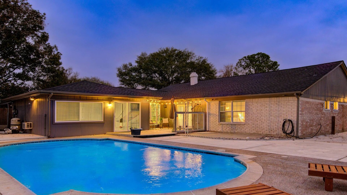 Clodine House | H-Town Pool House Arcade Pool Table 2 King BD HBO Max 6 Beds