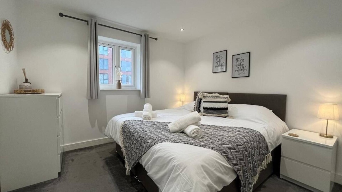 Hemel Hempstead Apartment | H17 Regency- Large 1 bed apartment, w/free parking