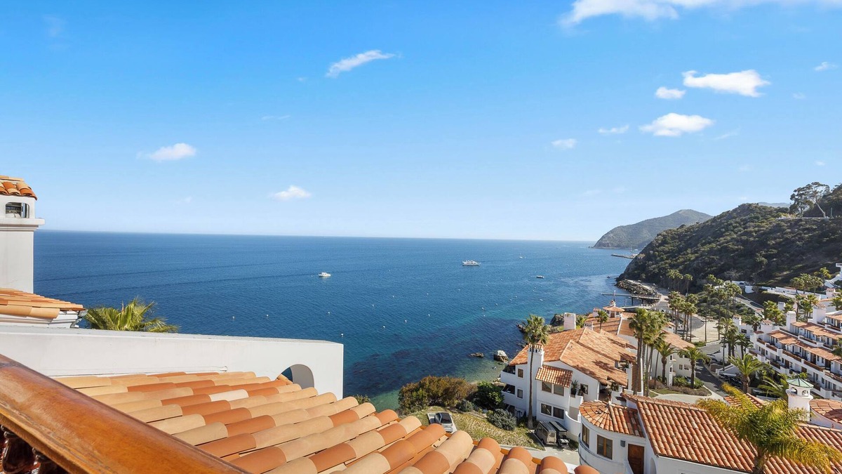 Avalon Condo | H1864: Remodeled 2Br villa, AC, 6-seat cart, OCEAN VIEWS, BBQ