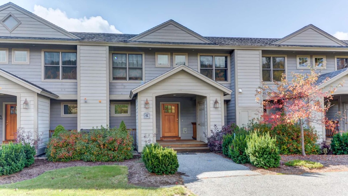 Bretton Woods House | H4 Bretton Woods condo-AC, Hot Tub, near skiing & Mt Wash Hotel, ski slopes views, dog friendly!