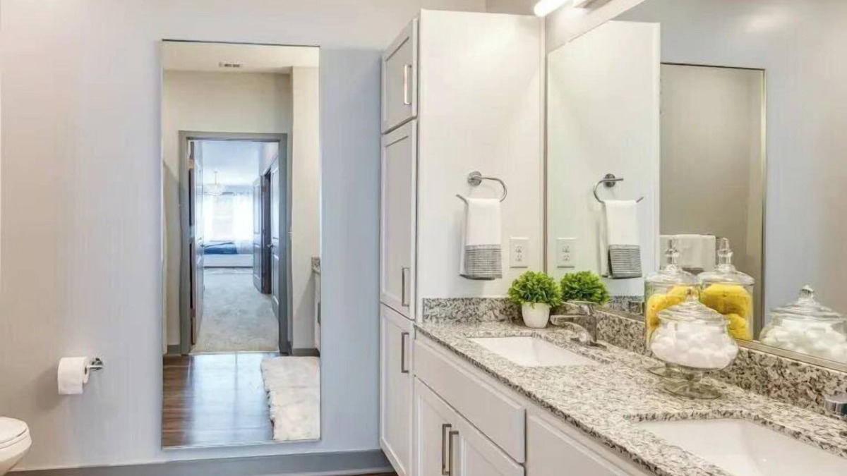 Coliseum Central Apartment | H4N Ellipse Urban | 1Bd Apartment Near Peninsula Town Center