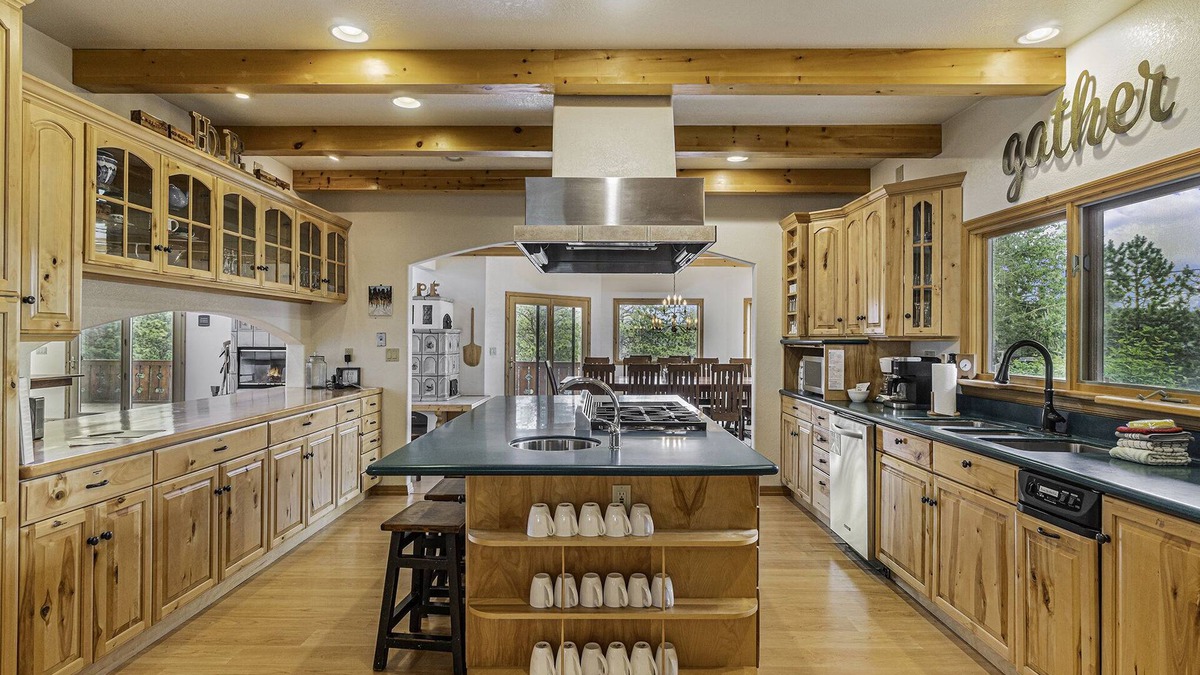 Allenspark House | H7 at Hope Mountain–Luxury 6-Bedroom Retreat with Pool & Hot Tub near Allenspark