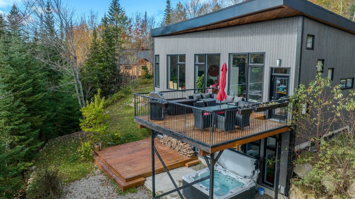 Ste-Lucie-des-Laurentides Ski Chalet | Haven of peace where aesthetics and comfort harmoniously converge.