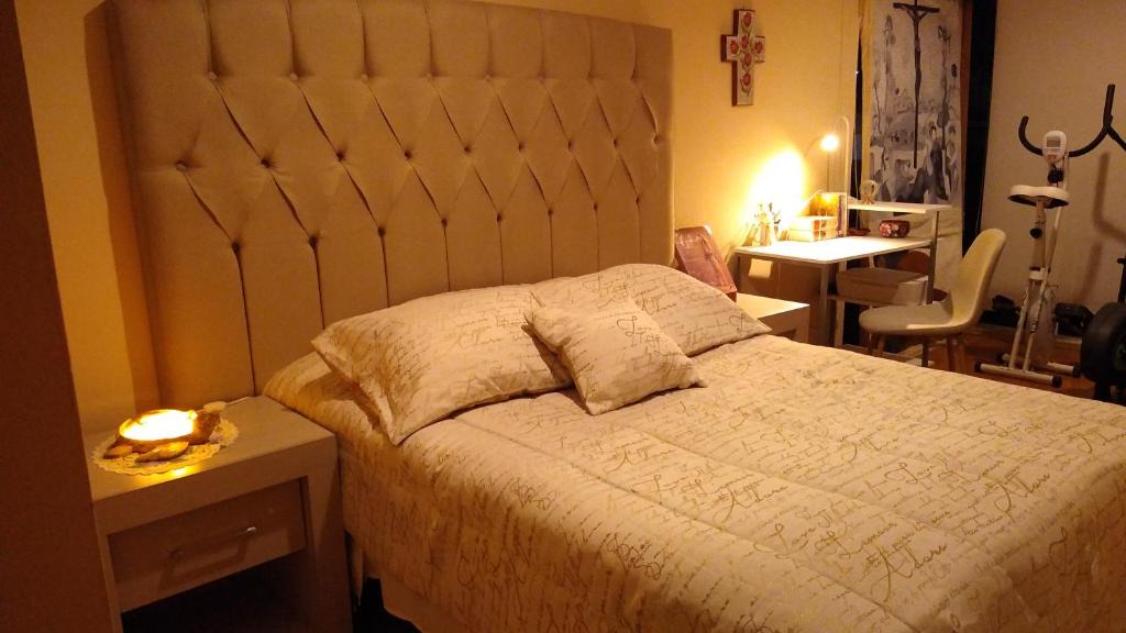 Lomas de Angelopolis House | Habitación matrimonial con cama y sofá para cuatro personas