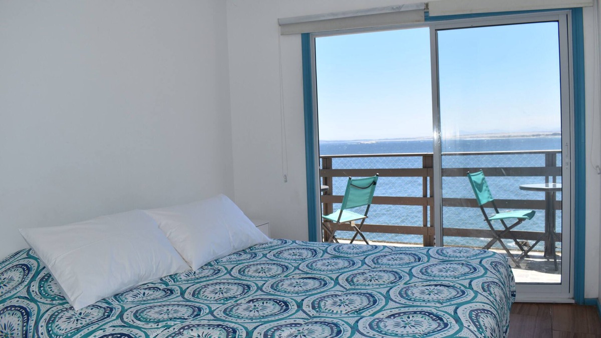 Concon Bed & Breakfast | Habitación matrimonial con baño privado y salida a terraza con vista al mar